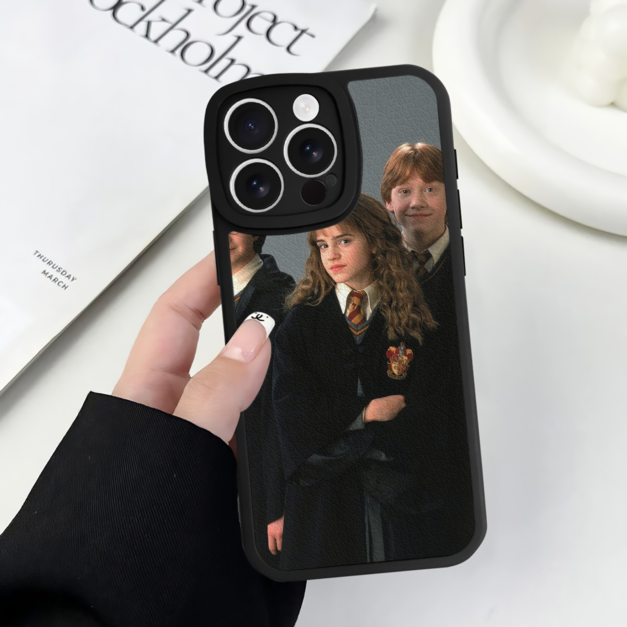 （画像用） Harry Potter ハリー・ポッターシリーズ 【iPhone 16シリーズ対応】シリコンスマホケース（レザー調） 材質：シリコン